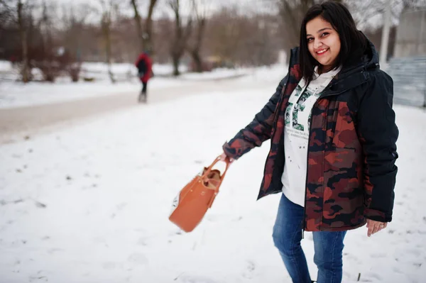 Yong Mujer Asiática Llevar Chaqueta Con Bolso Mano Frío Día —  Fotos de Stock