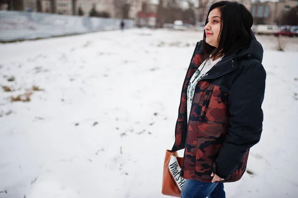 Yong Asian Woman Wear Jacket Handbag Cold Winter Day — Stock Photo, Image