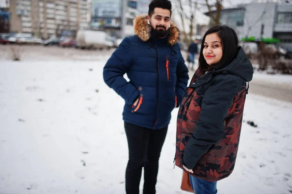 Indisches Paar Trägt Jacke Kalten Wintertagen — Stockfoto