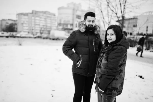Indisches Paar Trägt Jacke Kalten Wintertagen — Stockfoto
