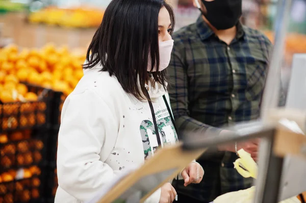 Pareja Asiática Llevar Máscara Protectora Compras Juntos Supermercado Durante Pandemia —  Fotos de Stock