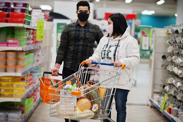 Pareja Asiática Lleva Máscara Protectora Compras Juntos Supermercado Durante Pandemia —  Fotos de Stock