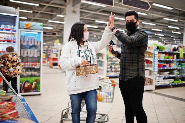 Coppia Asiatica Indossare Maschera Protettiva Shopping Insieme Supermercato Durante Pandemia — Foto Stock