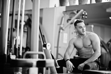 Modern spor salonunda kaslı Arap adam eğitimi. Vücutları çıplak, spor yapan Araplar. .