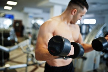 Kas yığını Arap adam modern halterlerle antrenman yapıyor. Spor yapan, çıplak gövdeli, Arap erkekler. .