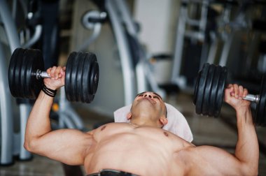 Kas yığını Arap adam modern halterlerle antrenman yapıyor. Spor yapan, çıplak gövdeli, Arap erkekler. .