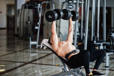 Kas yığını Arap adam modern halterlerle antrenman yapıyor. Spor yapan, çıplak gövdeli, Arap erkekler. .