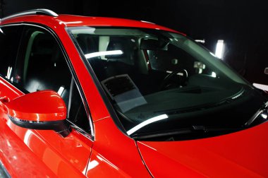 Modern garajda güzel ve yeni bir turuncu spor SUV araba..