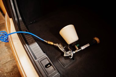 Araba temizliği için şişe sıvısı spreyi.