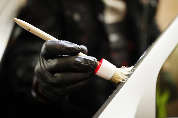 Mężczyzna Mundurze Respiratorze Pracownik Myjni Samochodowej Szczotka Czyszczenia Wnętrza Samochodu — Zdjęcie stockowe