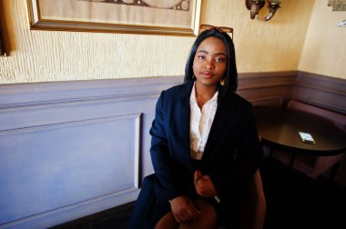 İşaret dili kullanan sağır ve dilsiz Afrikalı Amerikalı bir kadın..