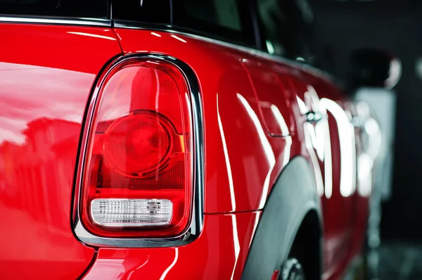 红色汽车内新的铅尾灯尾灯尾灯的详细说明 — 图库照片