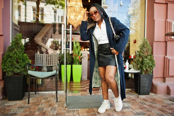 Chica Negocios Africana Elegante Abrigo Gafas Sol Retrato Callejero Moda — Foto de Stock