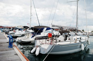  Modern motorlu teknelerin park yeri. Lüks yatlar limana yanaştı..