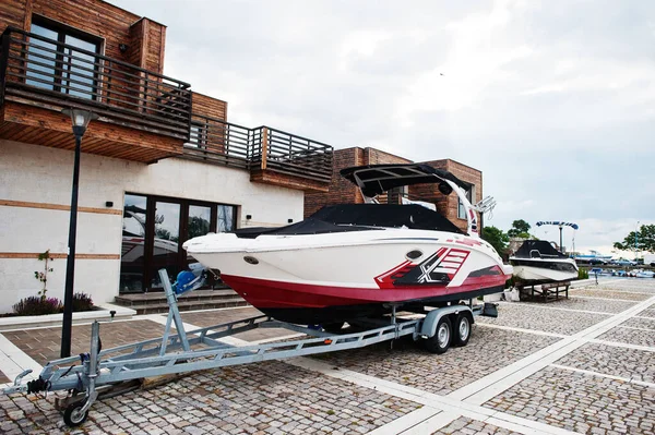 Marine Parkplatz Für Moderne Motorboote Luxusjacht Auf Einem Autoanhänger — Stockfoto