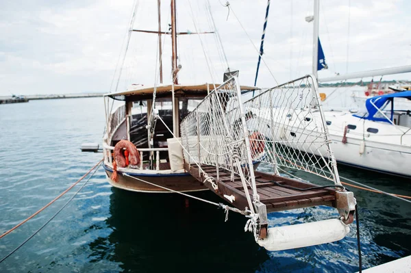 Tahta eski yelkenli gemi rıhtımda kalsın..