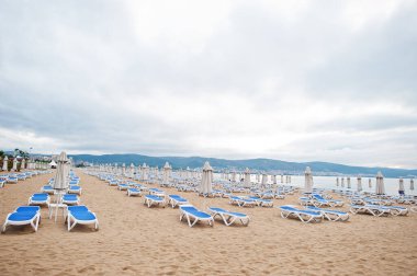 Bulgaristan 'ın Karadeniz kıyısında güneşli bir sahil. Yaz tatili tatili. Güneş yatakları.