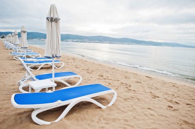 Bulgaristan 'ın Karadeniz kıyısında güneşli bir sahil. Yaz tatili tatili. Güneş yatakları.