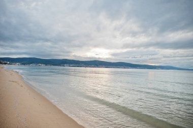 Bulgaristan 'ın Karadeniz kıyısında güneşli bir sahil. Yaz tatili tatili.