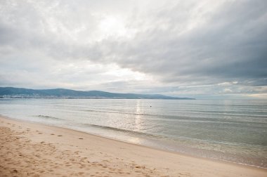 Bulgaristan 'ın Karadeniz kıyısında güneşli bir sahil. Yaz tatili tatili.