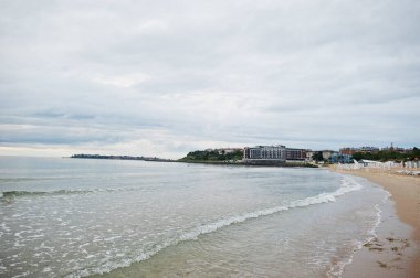 Bulgaristan 'ın Karadeniz kıyısında güneşli bir sahil. Yaz tatili tatili.