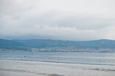 Bulgaristan 'ın Karadeniz kıyısında güneşli bir sahil. Yaz tatili tatili.