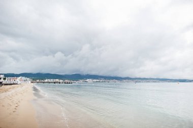 Bulgaristan 'ın Karadeniz kıyısında güneşli bir sahil. Yaz tatili tatili.