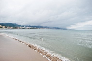Bulgaristan 'ın Karadeniz kıyısında güneşli bir sahil. Yaz tatili tatili.