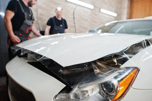 Trabajador Detalle Garaje Poner Poliuretano Cubierta Película Grava Coche Lujo — Foto de Stock