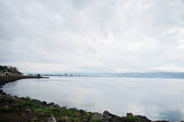 Bulgaristan 'ın Nesebar kentinde denizin taşlı kıyıları.