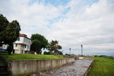 Bulgaristan 'ın Nesebar kentinde park alanı ve gezinti alanı.