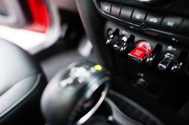 Şehir arabasının motorunu çalıştır. Şehirler için küçük araba.