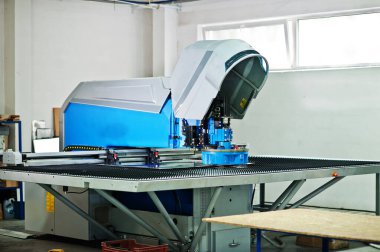Alet atölyesindeki kesme makinesi merkezinin mekanik teknisyeni. 