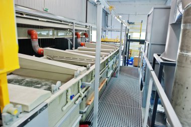 Çelik metal ürünlerini galvanize etmek için büyük endüstriyel banyo