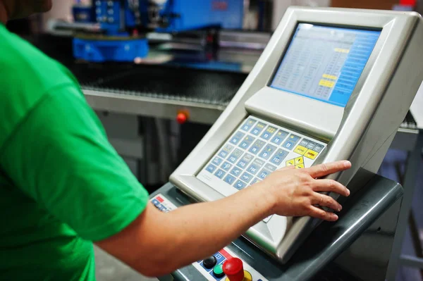 Werktuigbouwkundige Medewerker Van Freesmachine Centrum Bij Werkplaats — Stockfoto