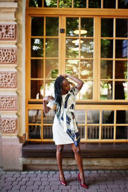 Afro saçlı, güzel, doğal bir Afrikalı kadının portresi.. 