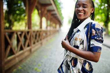 Afro saçlı, güzel, doğal bir Afrikalı kadının portresi.. 