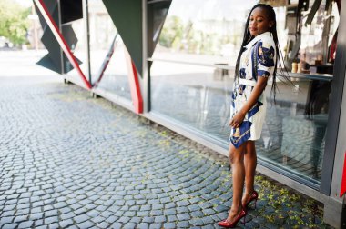 Afro saçlı, güzel, doğal bir Afrikalı kadının portresi.. 