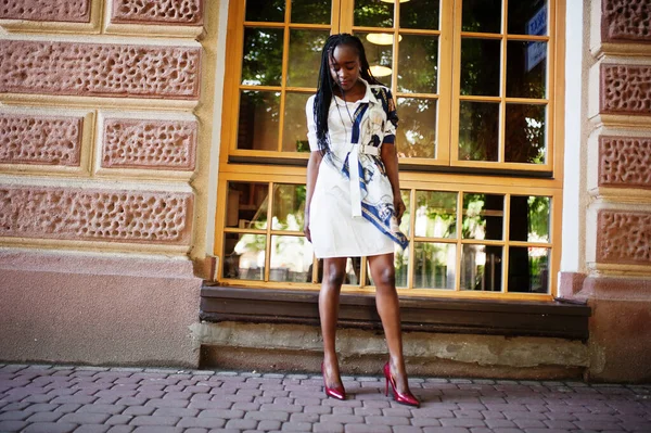 Porträtt Vacker Naturlig Ung Afrikansk Kvinna Med Afro Hår Klänning — Stockfoto