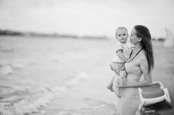부모들 사람들은 자녀들 활동을 가족간의 바닷가에서 아기를 어머니 — 스톡 사진