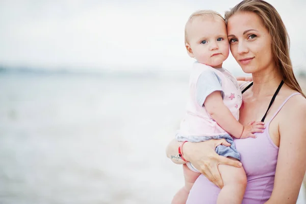 Sommarlov Föräldrar Och Människor Utomhus Aktivitet Med Barn Trevlig Familjesemester — Stockfoto