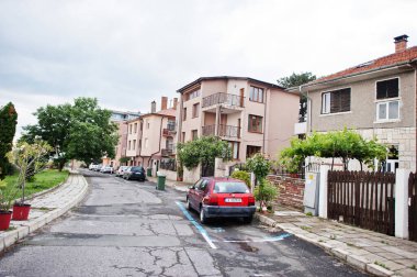 NESEBAR, BULGARIA - 17 Haziran 2021: Nesebar Caddesi 'nde arabaları park etmek.