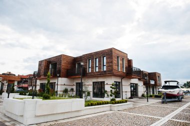 NESEBAR, BULGARIA - 17 Haziran 2021: Nessebar limanındaki modern bina.