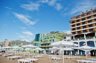 NESEBAR, BULGARIA - 17 Haziran 2021: Resort Nessebar manzaralı yaz yataklı plaj.