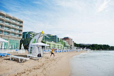 NESEBAR, BULGARIA - 17 Haziran 2021: Resort Nessebar manzaralı yaz yataklı plaj.
