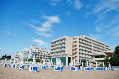 NESEBAR, BULGARIA - 17 Haziran 2021: Resort Nessebar manzaralı yaz yataklı plaj.