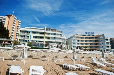 NESEBAR, BULGARIA - 17 Haziran 2021: Resort Nessebar manzaralı yaz yataklı plaj.