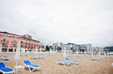 SUNNY BEACH, BULGARIA - 17 Haziran 2021: Grand Hotel. Resort Sunny Beach Bulgaristan 'ın yaz aylarında güneşli yataklı sahili manzarası.