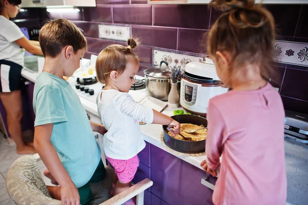 Moeder Met Kinderen Koken Keuken Gelukkige Momenten Voor Kinderen — Stockfoto