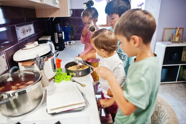 Дети Готовят Кухне Счастливые Детские Моменты Готовят Чизкейк — стоковое фото